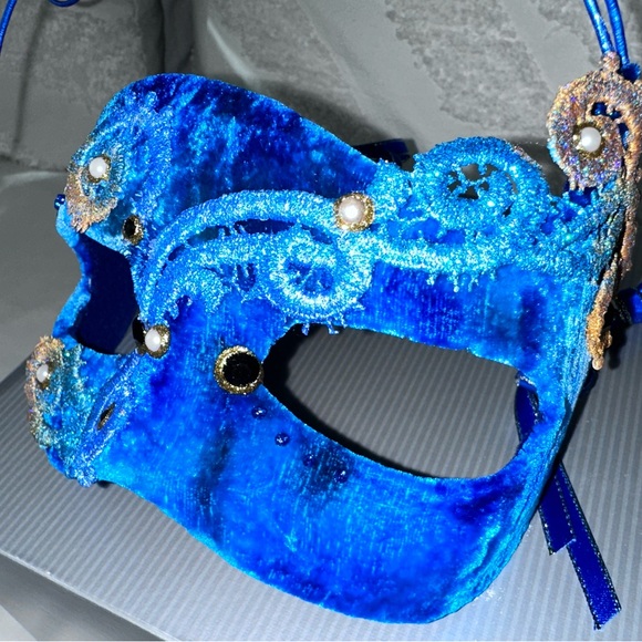 Cirque Du Soleil Mask by Judith Rauchfuss - Picture 5 of 14